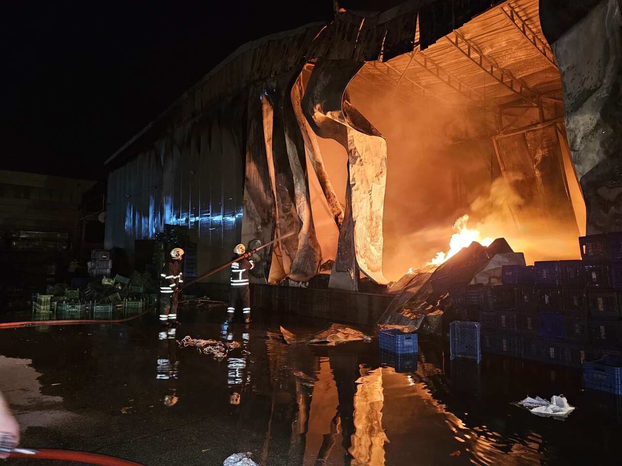 Sebze meyve halinde büyük yangın! 22 iş yeri zarar gördü 10