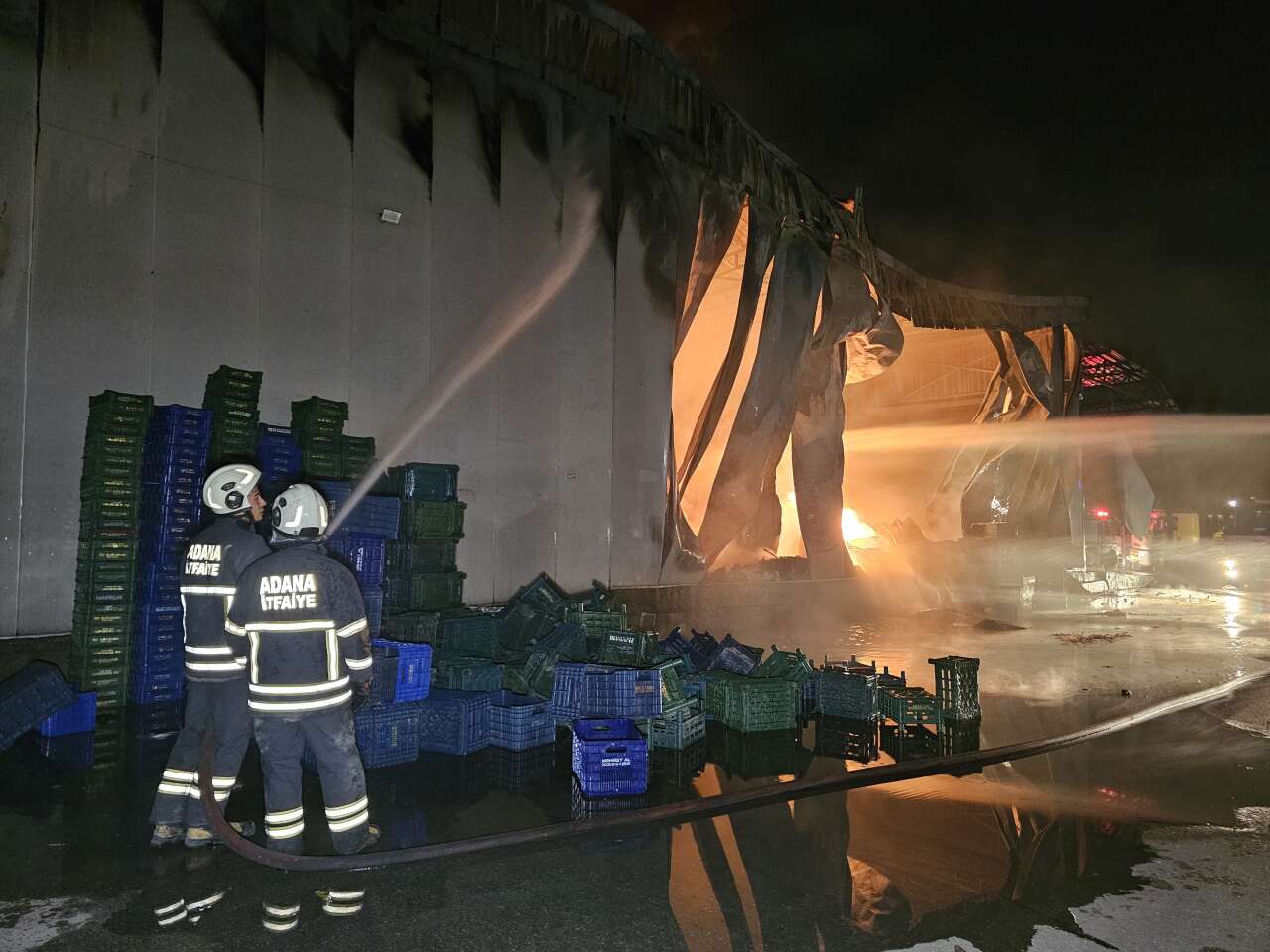 Sebze meyve halinde büyük yangın! 22 iş yeri zarar gördü 9