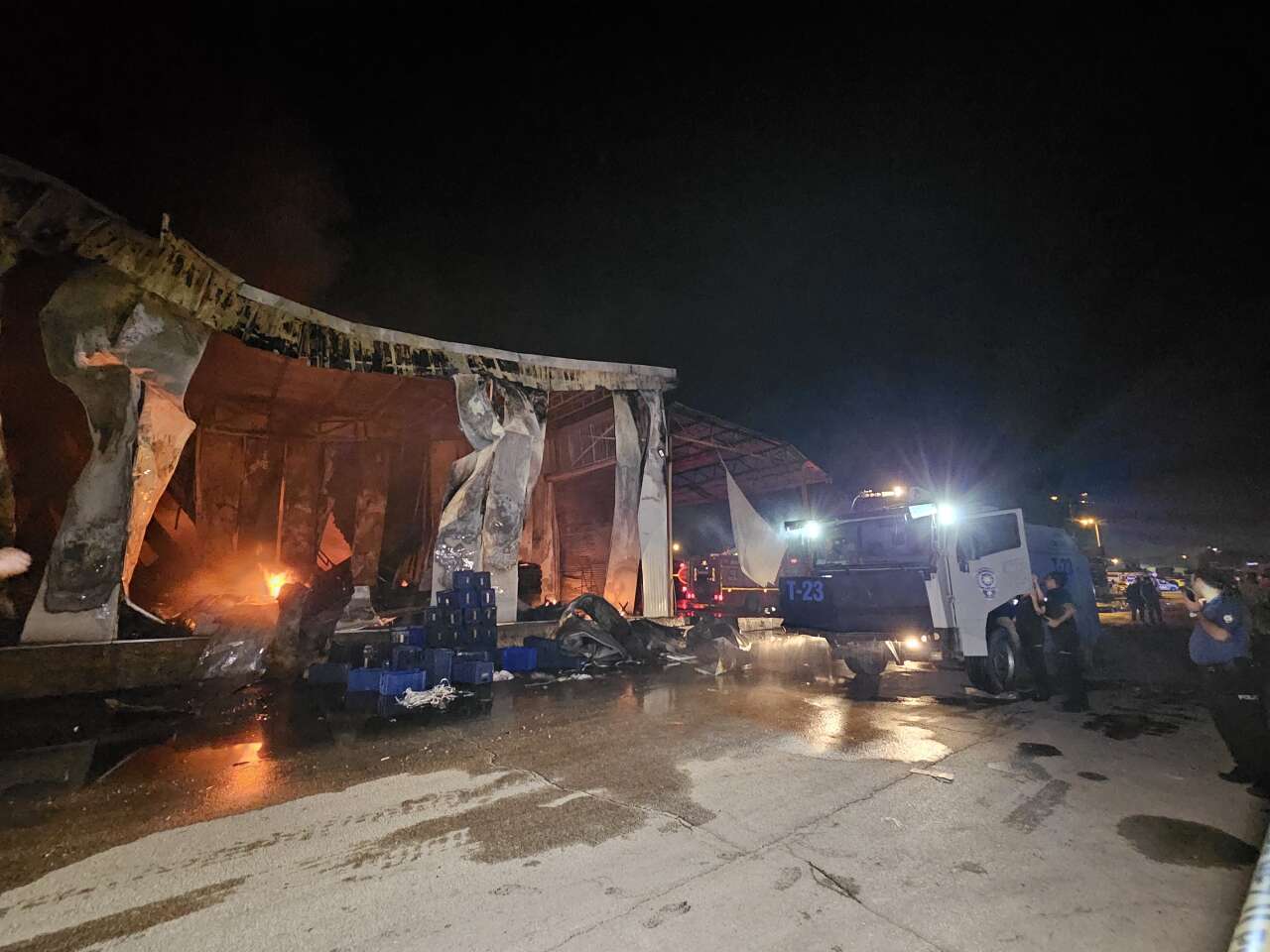 Sebze meyve halinde büyük yangın! 22 iş yeri zarar gördü 13