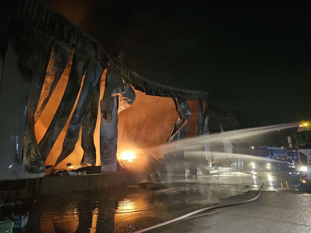 Sebze meyve halinde büyük yangın! 22 iş yeri zarar gördü 14