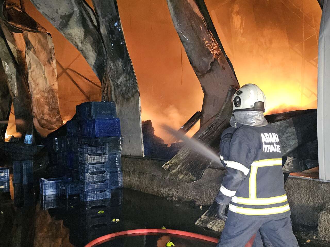 Sebze meyve halinde büyük yangın! 22 iş yeri zarar gördü 17