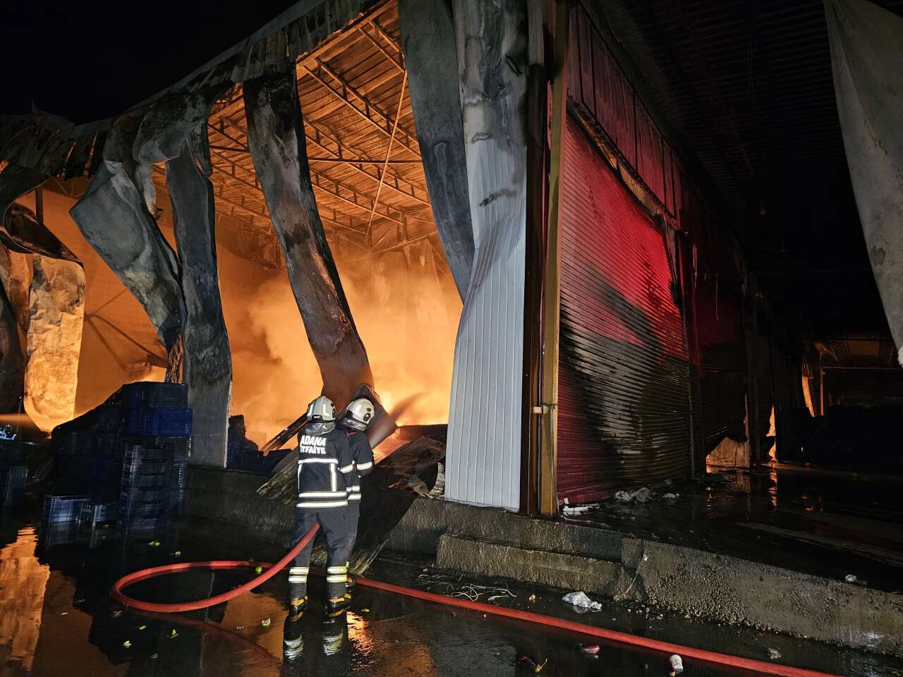 Sebze meyve halinde büyük yangın! 22 iş yeri zarar gördü 15