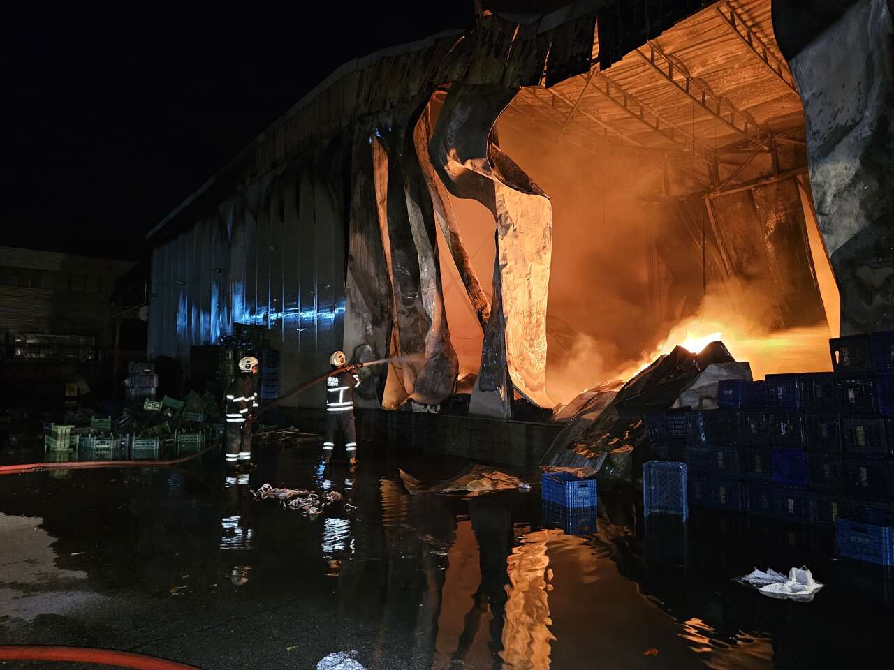 Sebze meyve halinde büyük yangın! 22 iş yeri zarar gördü 18
