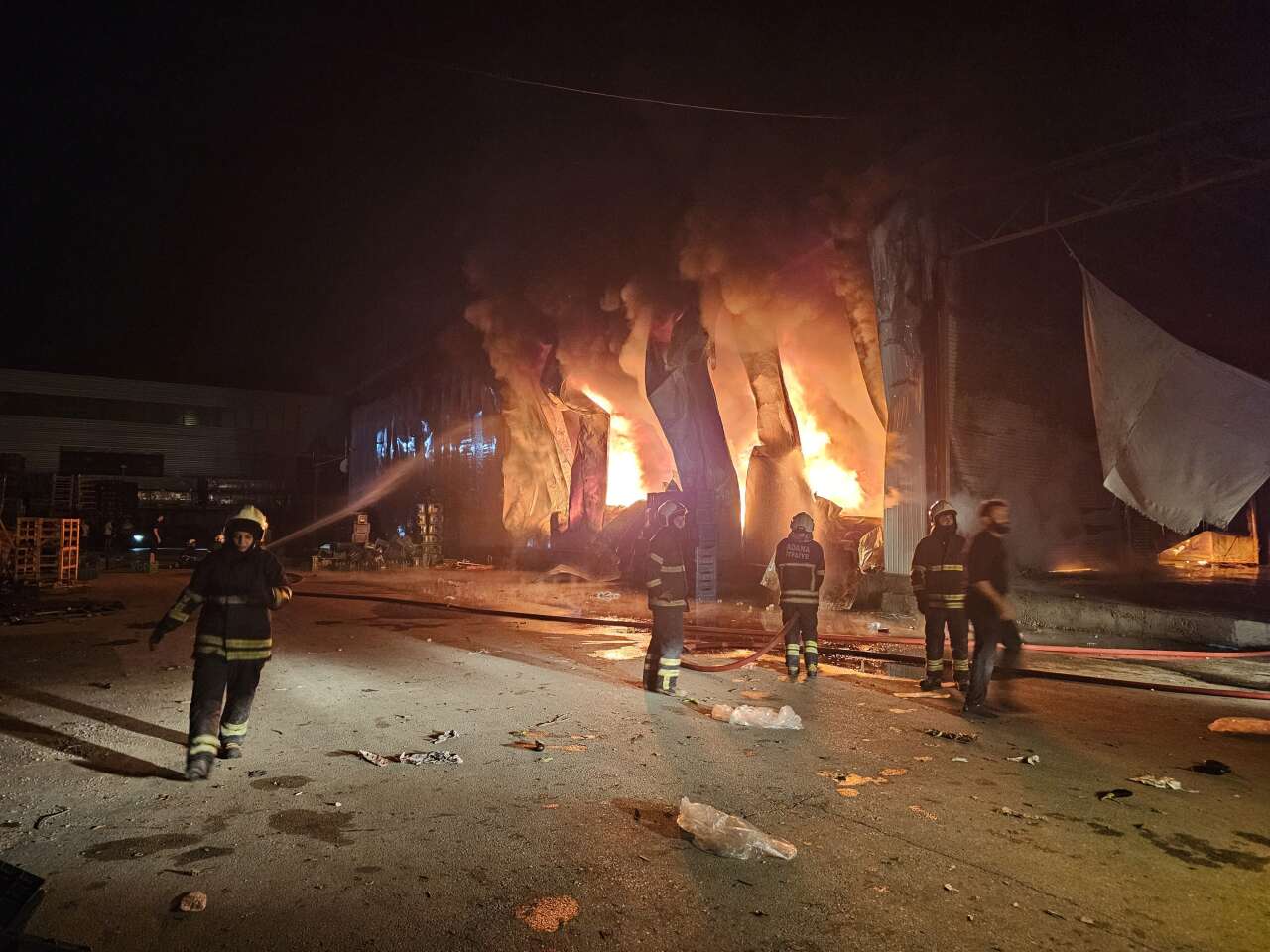 Sebze meyve halinde büyük yangın! 22 iş yeri zarar gördü 16