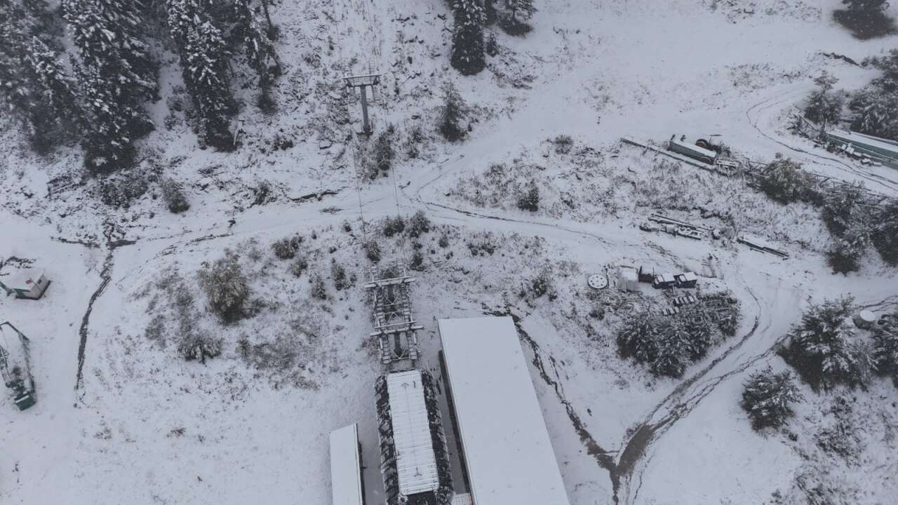 Kış erken geldi! Ünlü kayak merkezi beyaza büründü 6