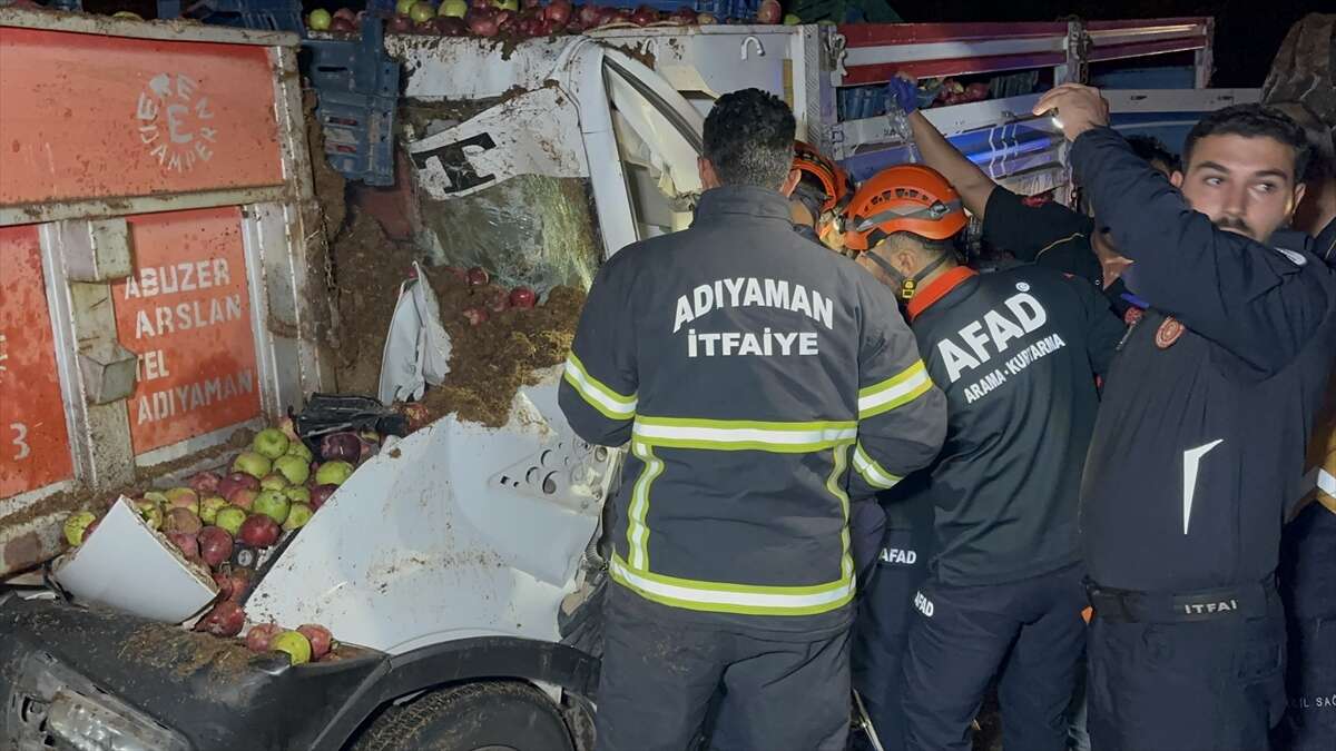 Gübre yüklü traktöre çarpan kamyonetin sürücüsü öldü 1