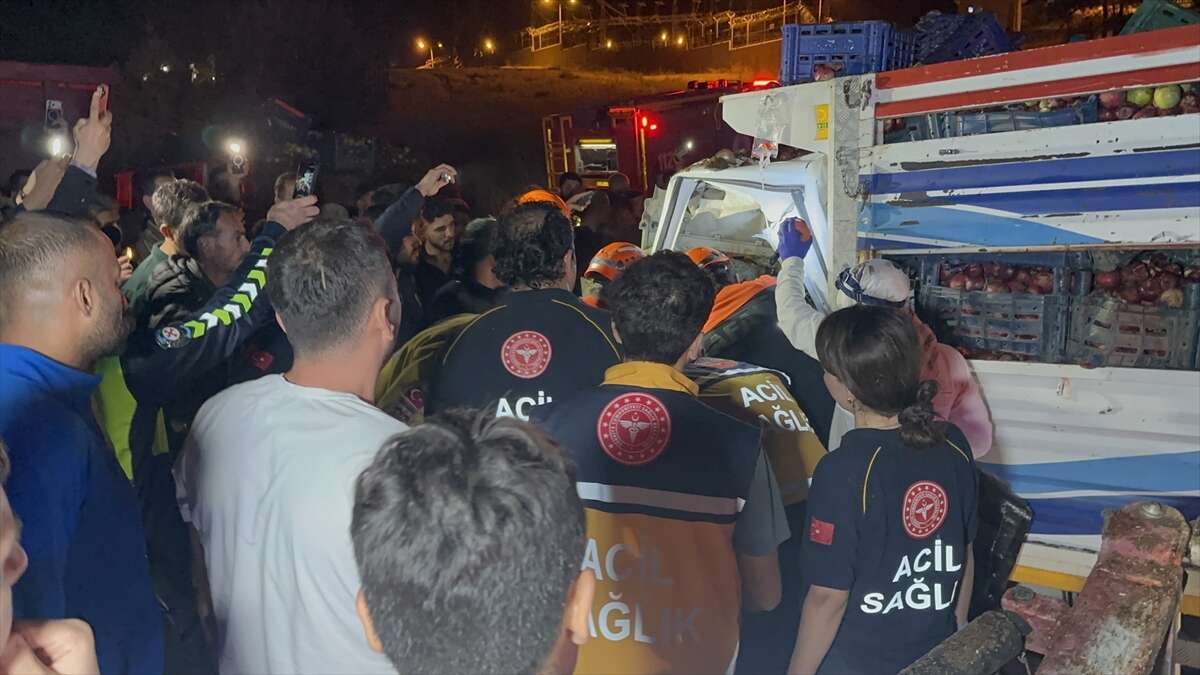 Gübre yüklü traktöre çarpan kamyonetin sürücüsü öldü 4
