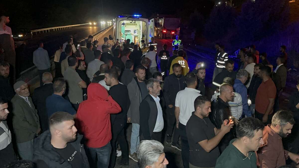 Gübre yüklü traktöre çarpan kamyonetin sürücüsü öldü 5