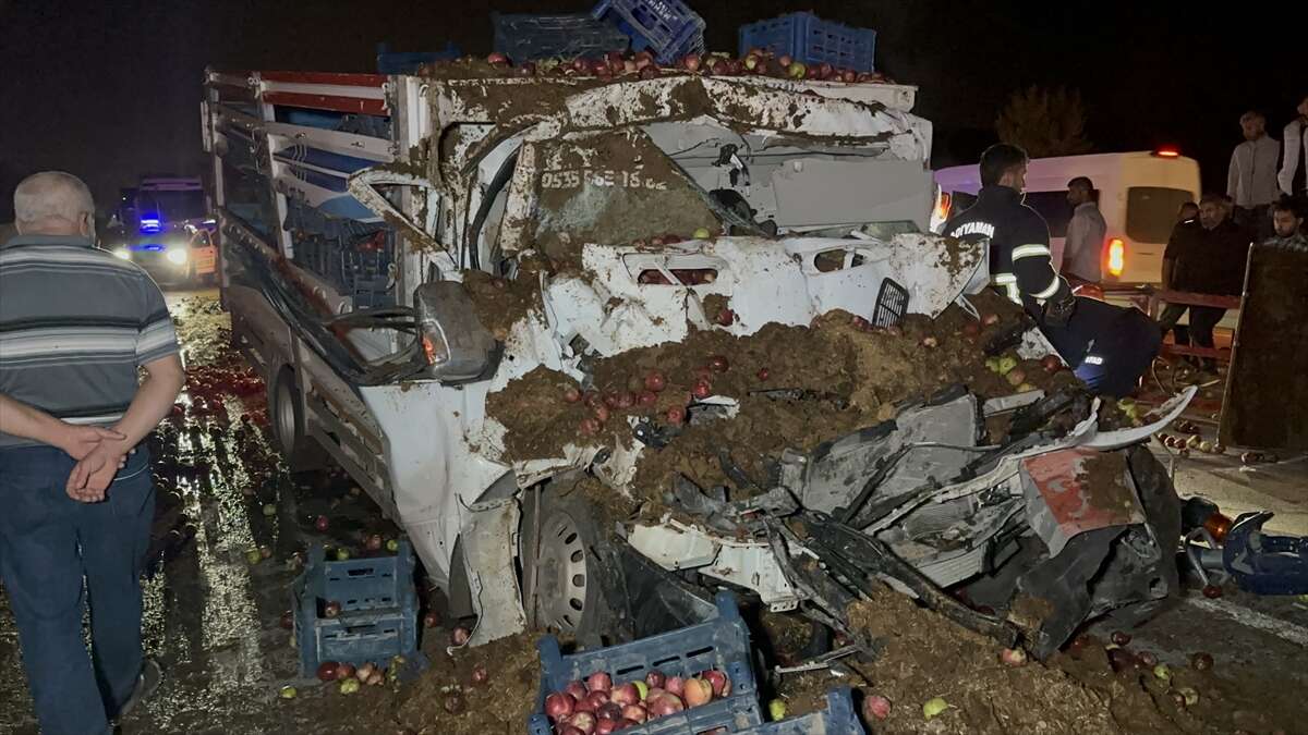 Gübre yüklü traktöre çarpan kamyonetin sürücüsü öldü 3