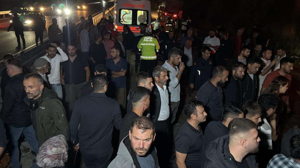 Gübre yüklü traktöre çarpan kamyonetin sürücüsü öldü 7