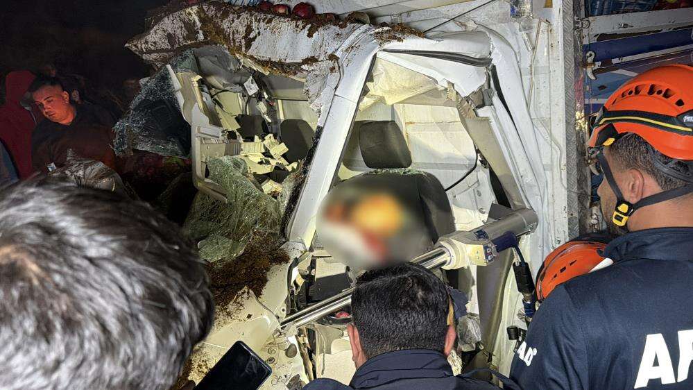 Gübre yüklü traktöre çarpan kamyonetin sürücüsü öldü 8