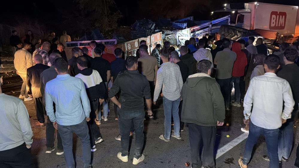 Gübre yüklü traktöre çarpan kamyonetin sürücüsü öldü 12