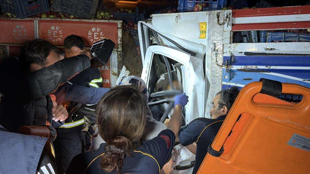 Gübre yüklü traktöre çarpan kamyonetin sürücüsü öldü 9