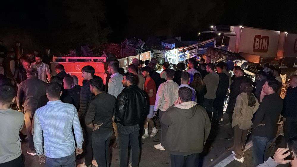 Gübre yüklü traktöre çarpan kamyonetin sürücüsü öldü 11