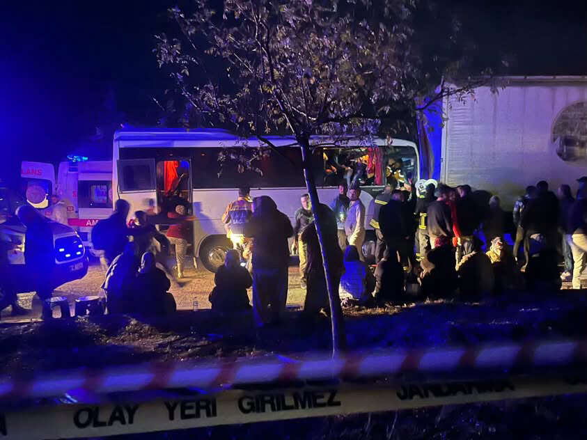 Konya ayrımında TIR işçi servisi kazası! 17 kişi yaralandı 5