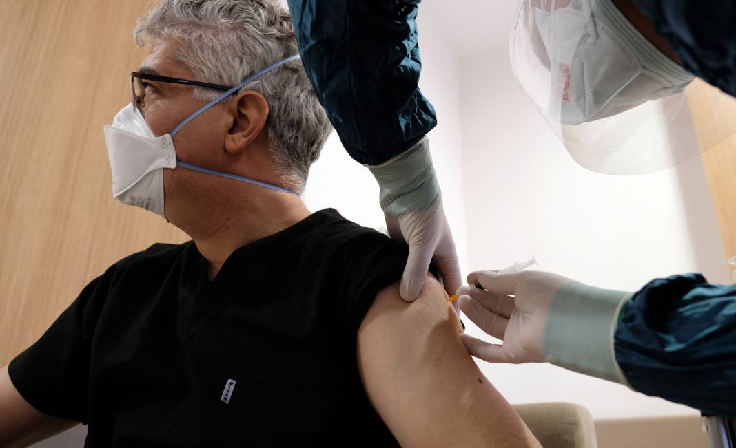 Konya'da sağlıkçılar, 230 uygulama odasında aşı olmaya başladı 10