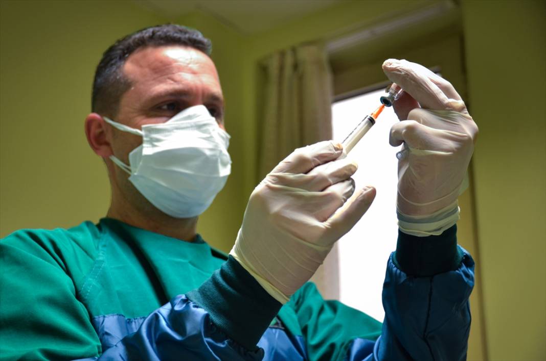 Konya'da sağlıkçılar, 230 uygulama odasında aşı olmaya başladı 3