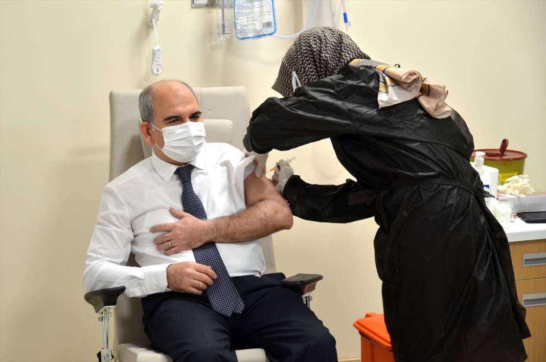 Konya'da sağlıkçılar, 230 uygulama odasında aşı olmaya başladı 4
