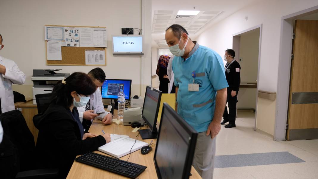 Konya'da sağlıkçılar, 230 uygulama odasında aşı olmaya başladı 9