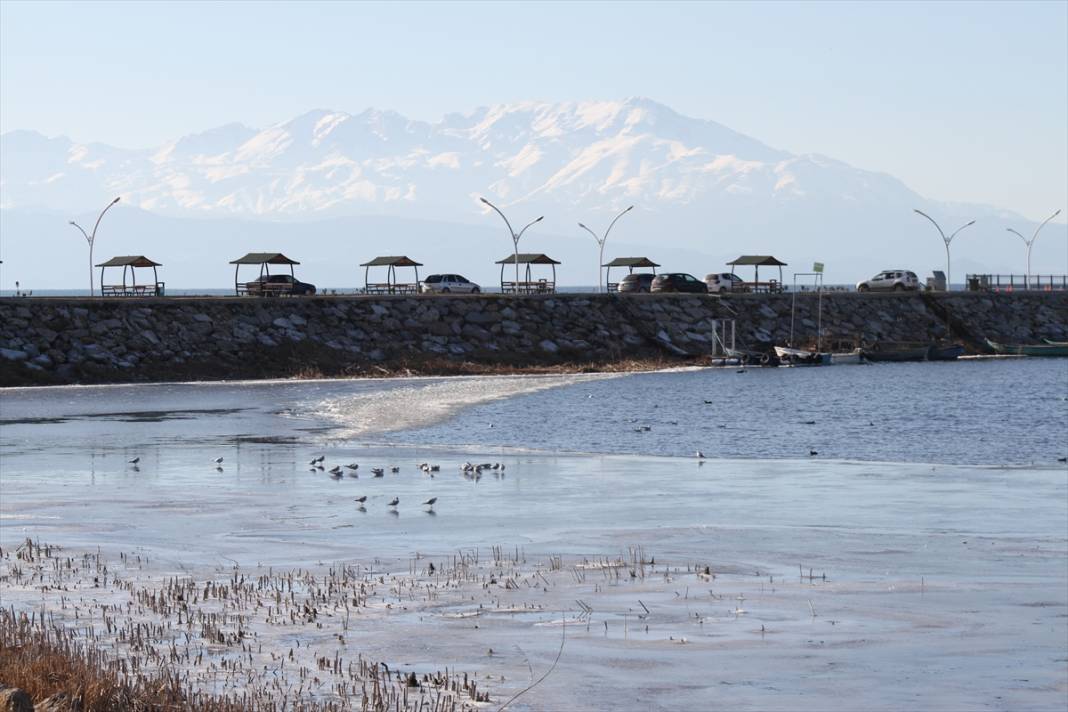 Beyşehir Gölü'nün kıyıları dondurucu soğuklardan kısmen buz tuttu 1