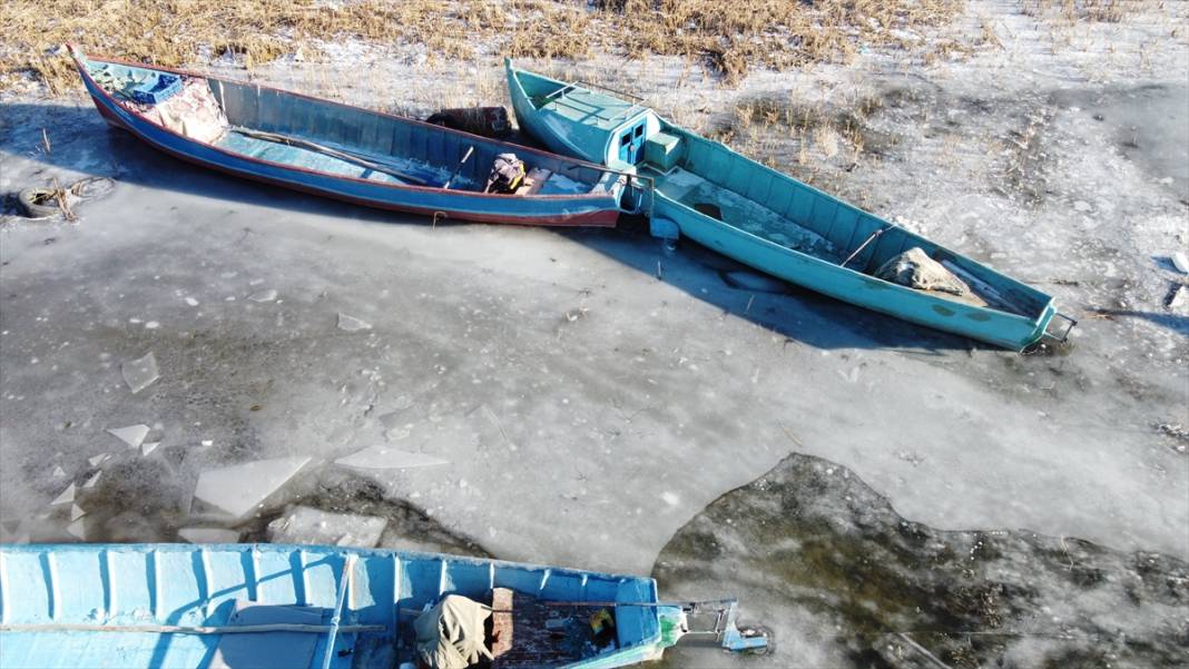 Beyşehir Gölü'nün kıyıları dondurucu soğuklardan kısmen buz tuttu 10