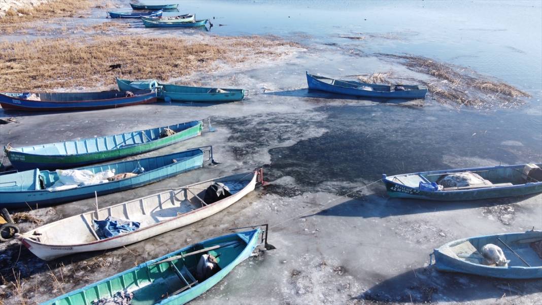 Beyşehir Gölü'nün kıyıları dondurucu soğuklardan kısmen buz tuttu 12