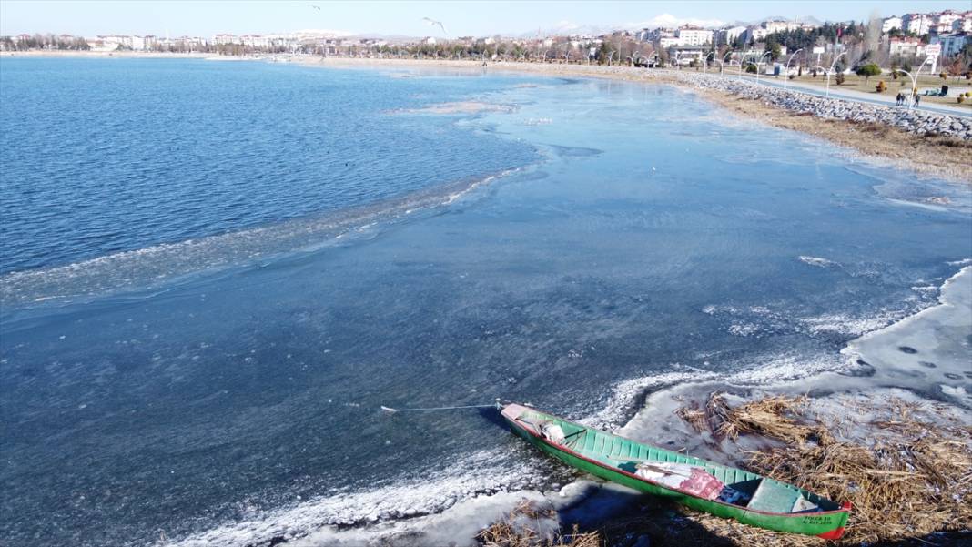 Beyşehir Gölü'nün kıyıları dondurucu soğuklardan kısmen buz tuttu 8