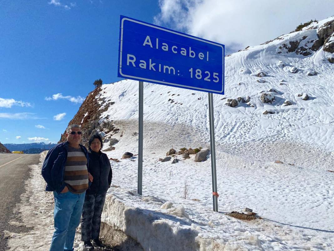 Bin 825 rakımlı Alacabel’de yolcuların kar keyfi 6