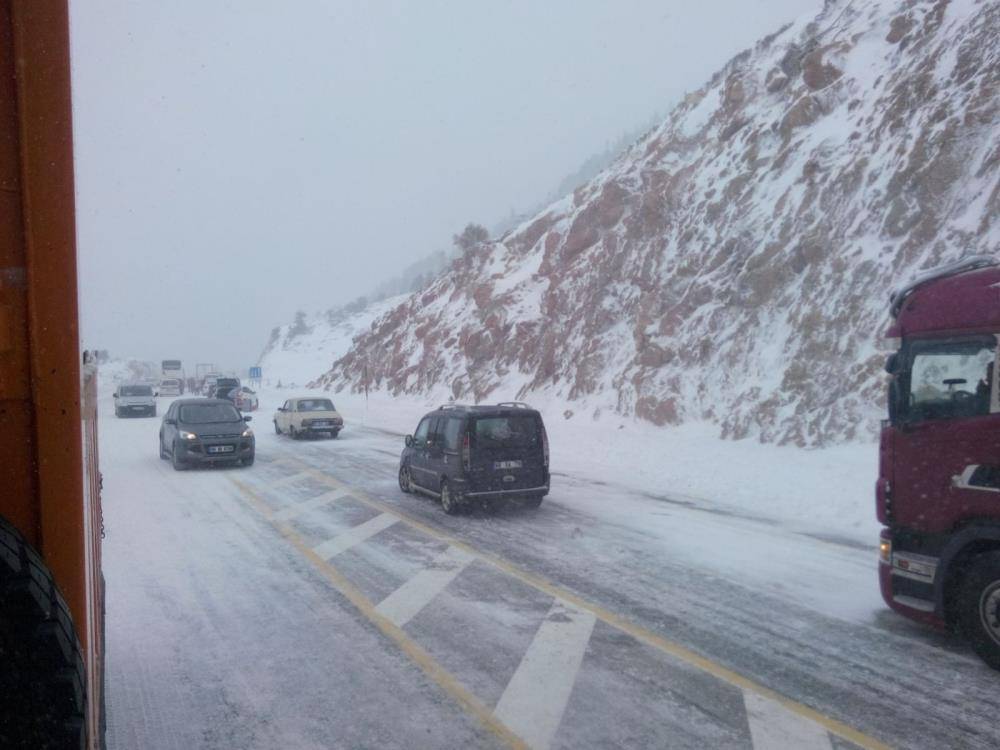 Kar yağışının etkili olduğu Konya-Antalya kara yolundan kareler 9