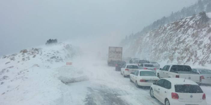 Kar yağışının etkili olduğu Konya-Antalya kara yolundan kareler