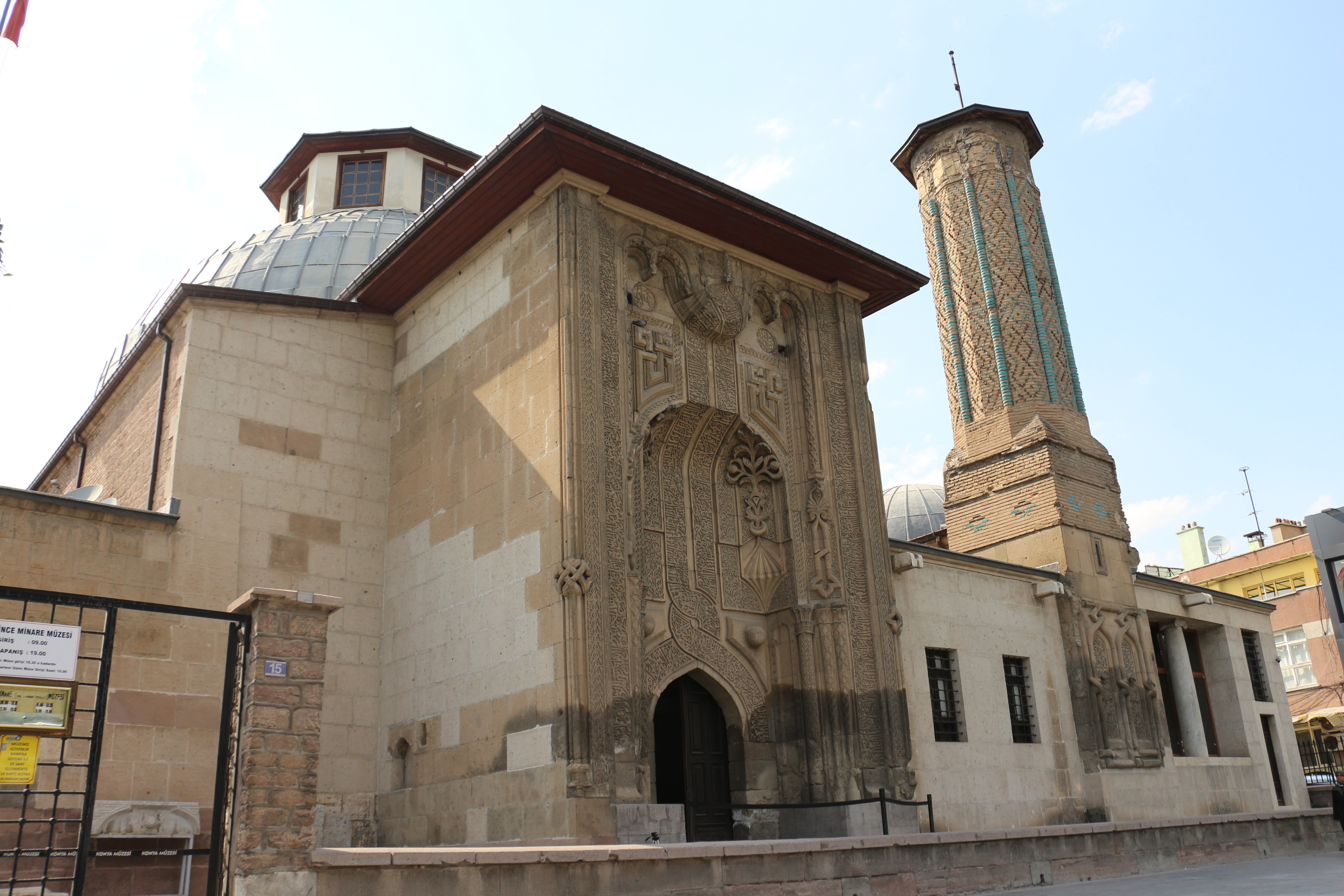 Orta Asya çadır geleneğinin örneği: 'İnce Minareli Medrese' 1