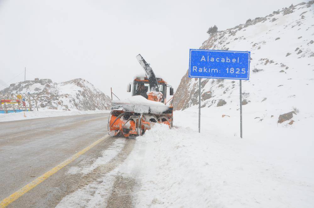 Mart ayında da geçit vermeyen Konya- Antalya yolunda son durum! 1 metreye ulaştı 8