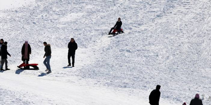 Konya'da kış turizminin merkezi nisan ayında da kayak imkanı sunuyor