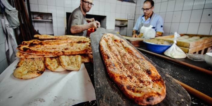 Konyalı pide ustaları iftar sofralarını lezzetlendiriyor