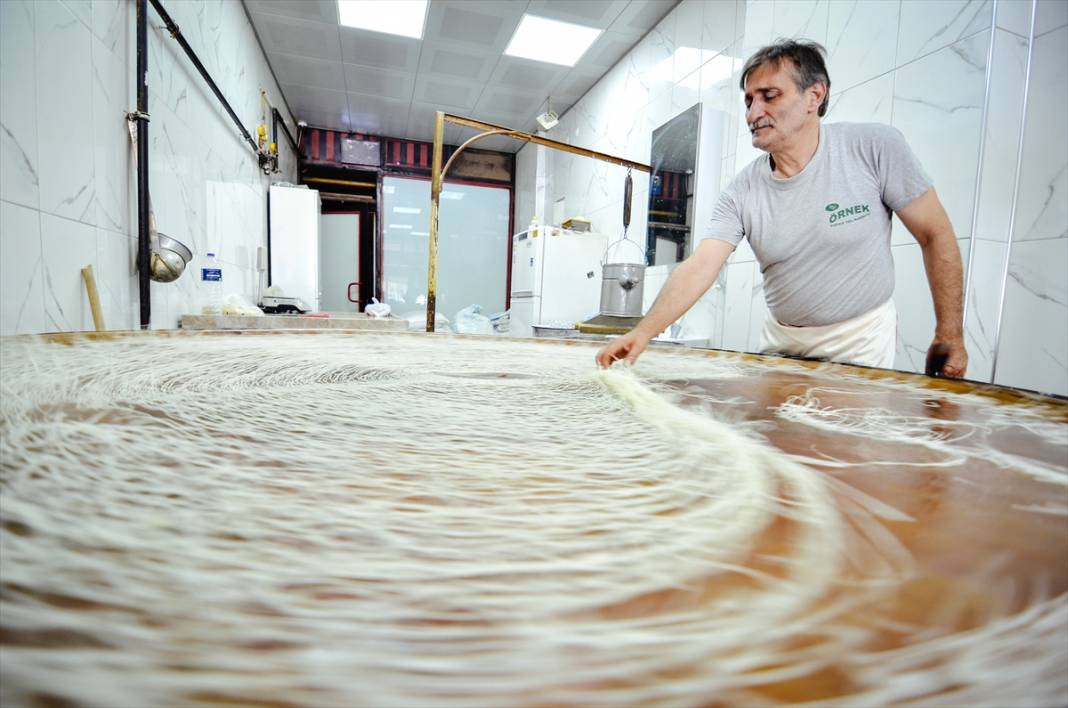Konya'da geleneksel yöntemlerle üretilen tel kadayıf sofraları tatlandırıyor 12