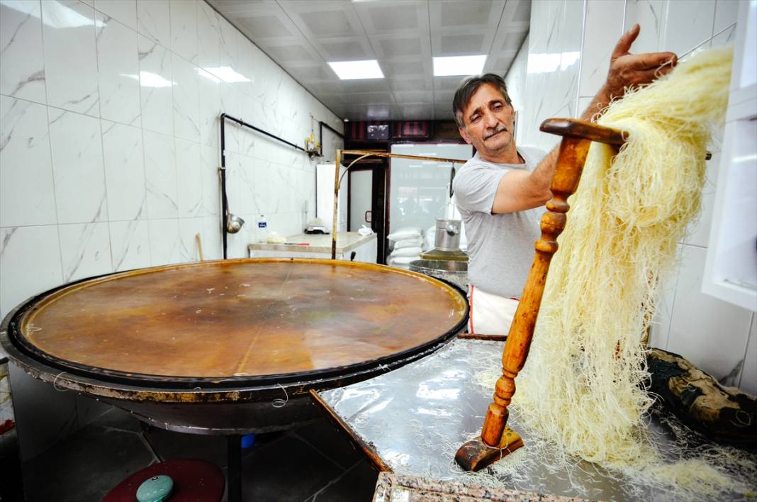 Konya'da geleneksel yöntemlerle üretilen tel kadayıf sofraları tatlandırıyor 13