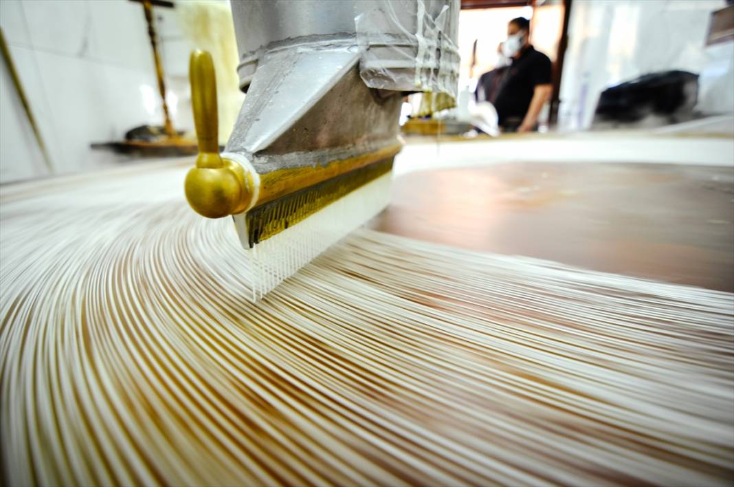 Konya'da geleneksel yöntemlerle üretilen tel kadayıf sofraları tatlandırıyor 7