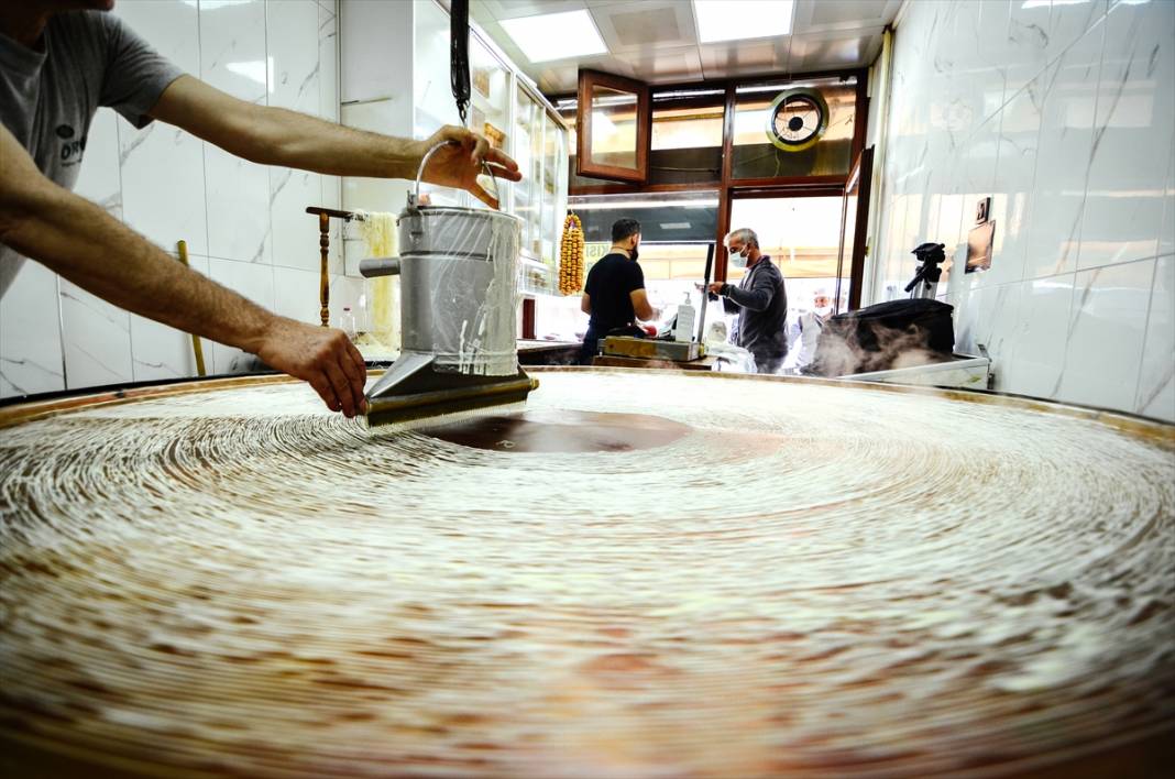 Konya'da geleneksel yöntemlerle üretilen tel kadayıf sofraları tatlandırıyor 9