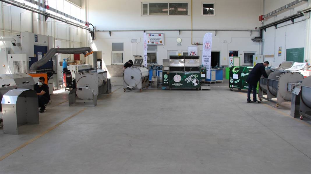 Konya'da meslek liseliler, tarım alanı olan okullardaki özel çocuklar için atıkları gübreye dönüştüren makine üretiyor 9
