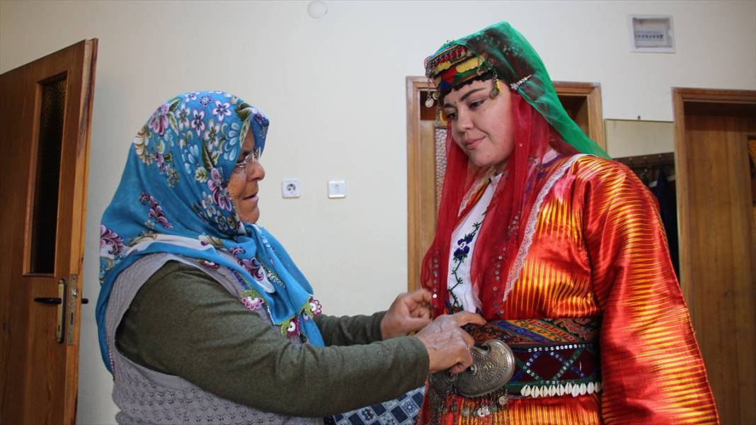 Konya'da geleneksel düğün kıyafetleri çeyrek asırdır terzi çiftin elinde hayat buluyor 3