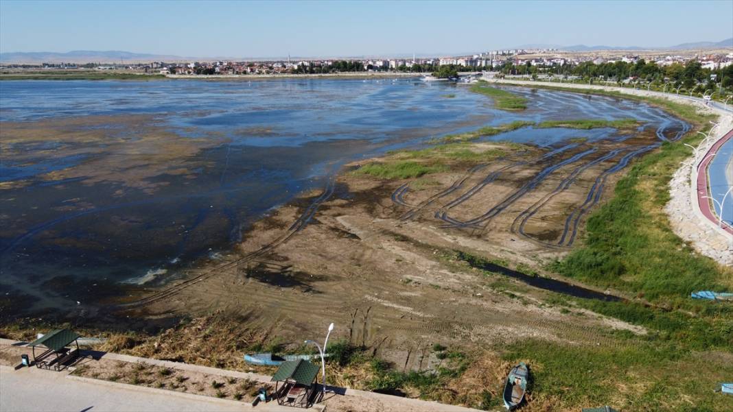 Eski halinden eser yok! Kuraklığın vurduğu Beyşehir Gölü'ndeki içler acısı durum fotoğraf karelerine yansıdı 12