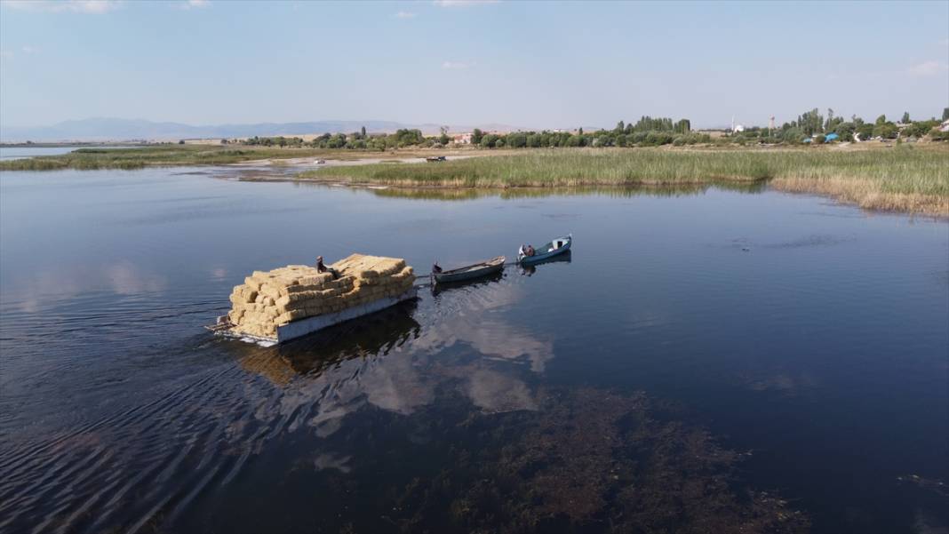 Adadaki saman balyalarını Beyşehir Gölü'nden "duba" aracılığıyla karşı kıyıya taşıyorlar 10