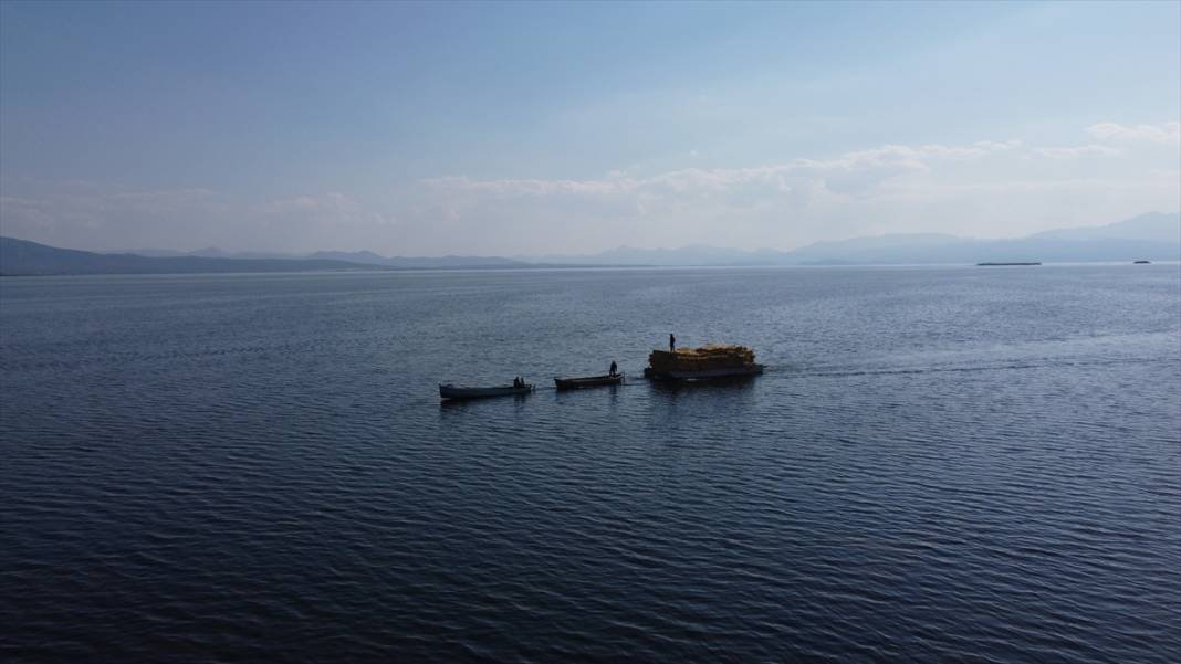 Adadaki saman balyalarını Beyşehir Gölü'nden "duba" aracılığıyla karşı kıyıya taşıyorlar 13