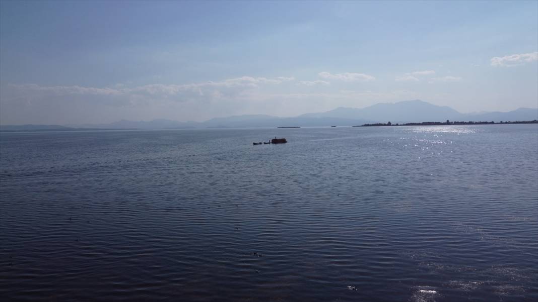 Adadaki saman balyalarını Beyşehir Gölü'nden "duba" aracılığıyla karşı kıyıya taşıyorlar 14