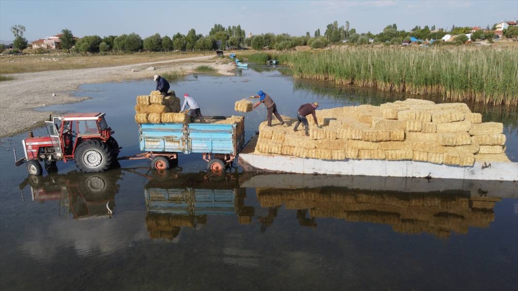 Adadaki saman balyalarını Beyşehir Gölü'nden "duba" aracılığıyla karşı kıyıya taşıyorlar 6