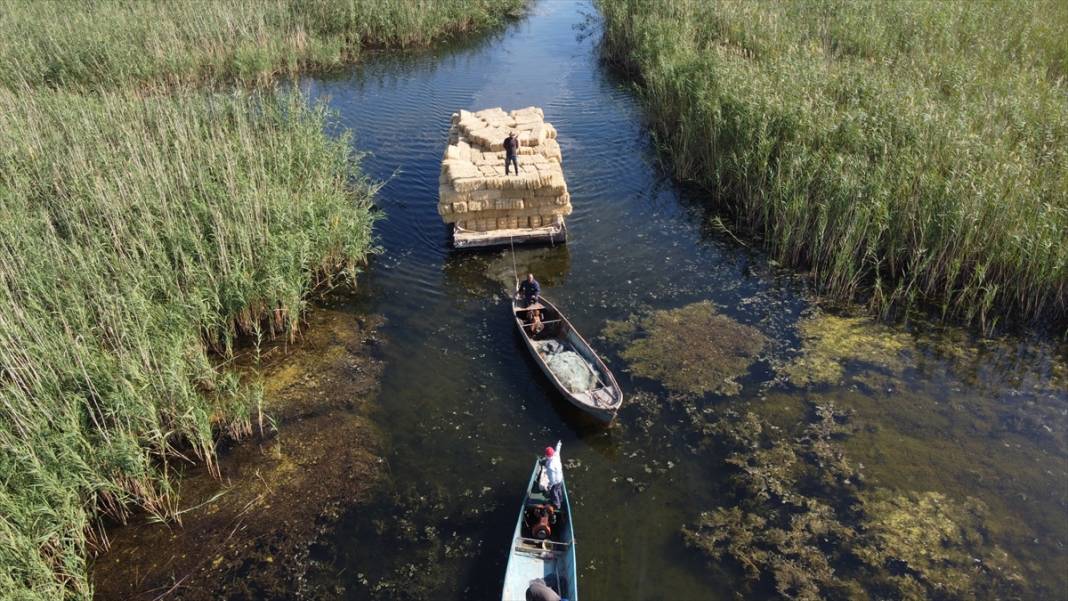 Adadaki saman balyalarını Beyşehir Gölü'nden "duba" aracılığıyla karşı kıyıya taşıyorlar 7