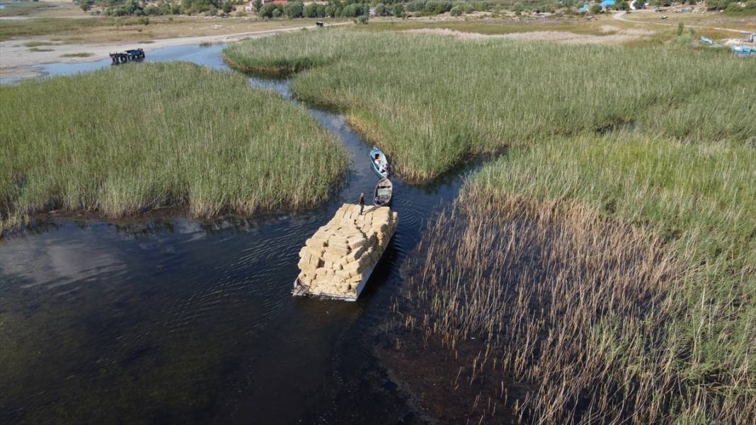 Adadaki saman balyalarını Beyşehir Gölü'nden "duba" aracılığıyla karşı kıyıya taşıyorlar 9