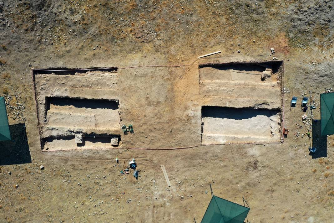 Konya'da geçmişi prehistorik döneme kadar uzanan antik kentteki tiyatro gün yüzüne çıkarılıyor 10