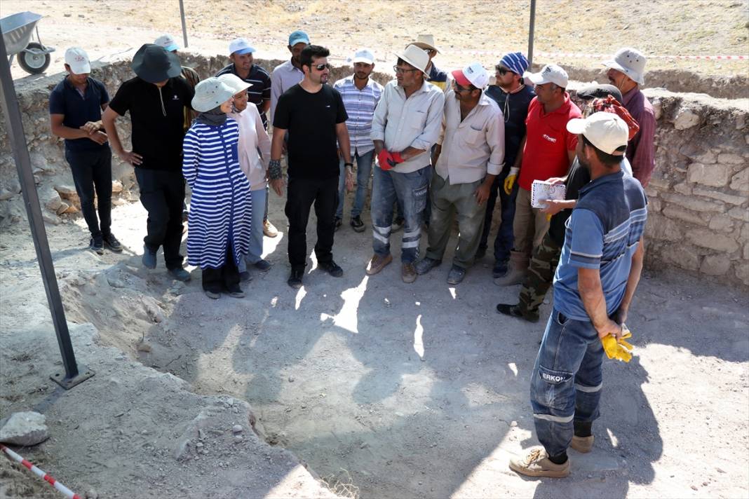 Konya'da geçmişi prehistorik döneme kadar uzanan antik kentteki tiyatro gün yüzüne çıkarılıyor 2