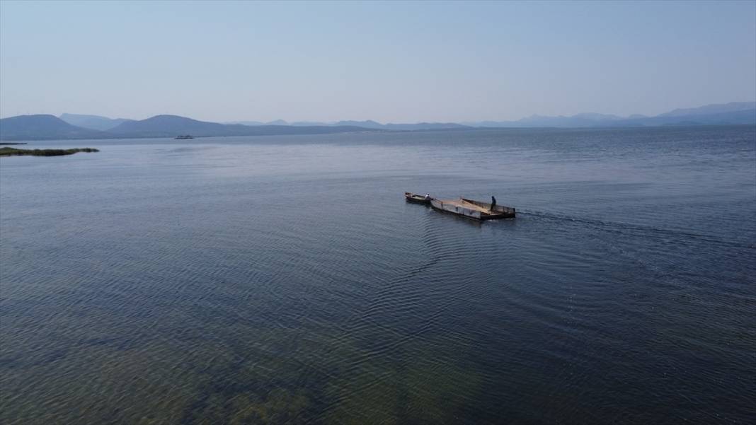 Adadaki hasadı tamamlayan biçerdöver Beyşehir Gölü'nde "yüzdürülerek" karşı kıyıya geçirildi 11